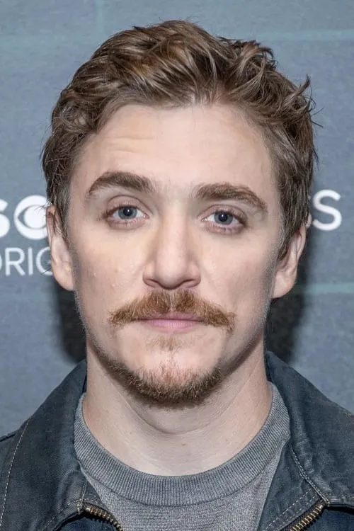 Kyle Gallner interpretando a Brian