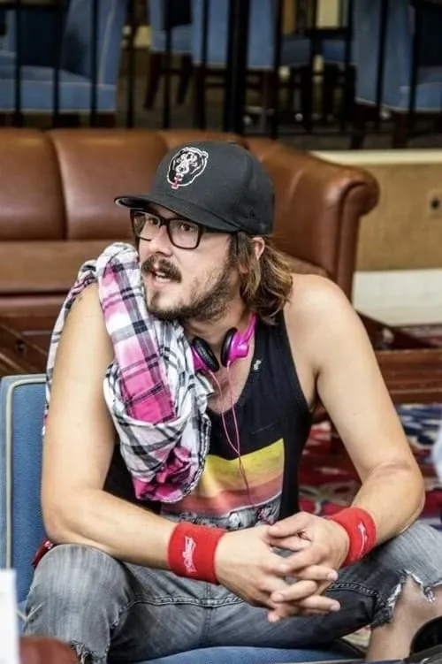 Kyle Newacheck interpretando a Karl