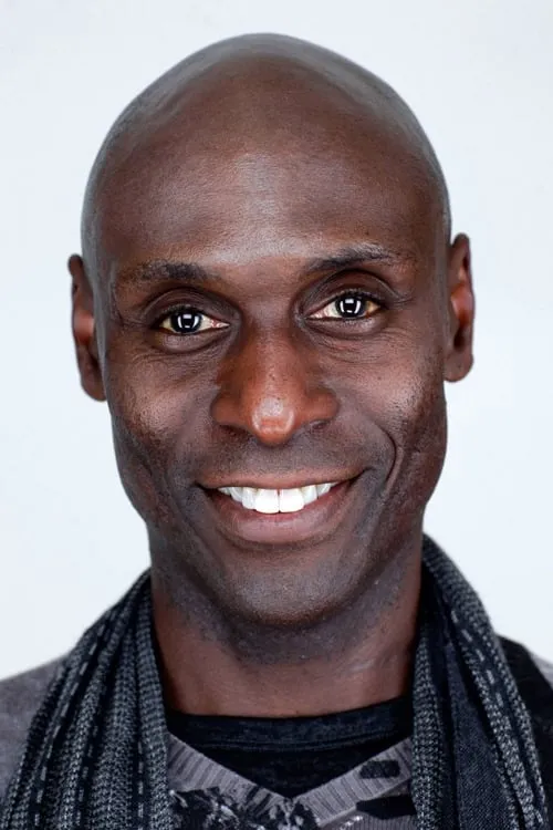 Lance Reddick interpretando a 