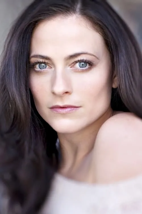 Lara Pulver interpretando a Lucy Walsh