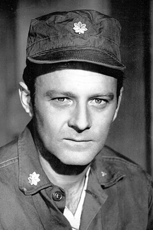 Larry Linville interpretando a Self / Frank Burns