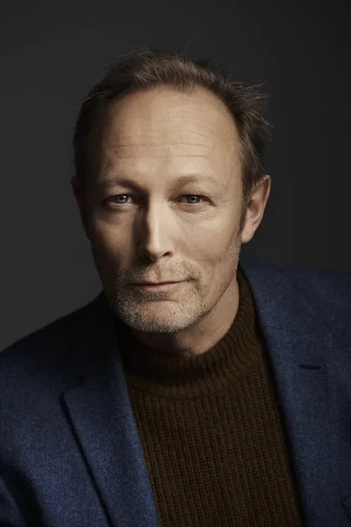 Lars Mikkelsen interpretando a Magnus Bisgaard