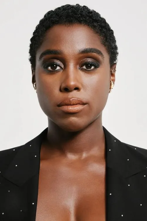 Lashana Lynch interpretando a Izogie