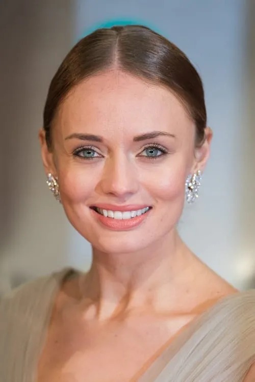 Laura Haddock interpretando a Nikki