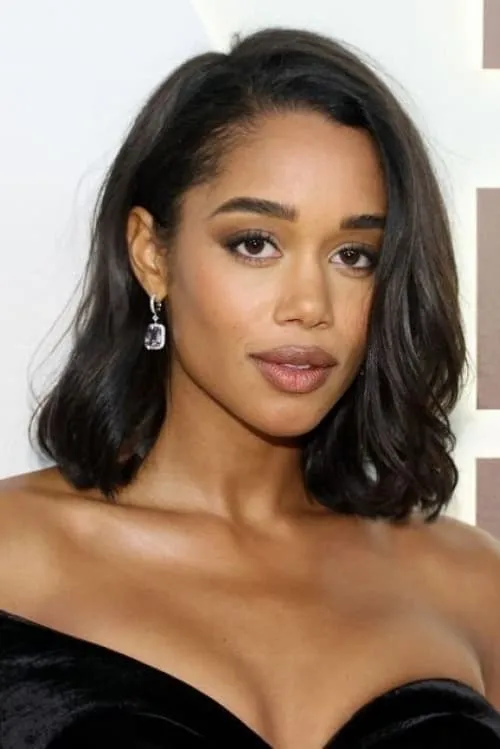 Laura Harrier interpretando a Self