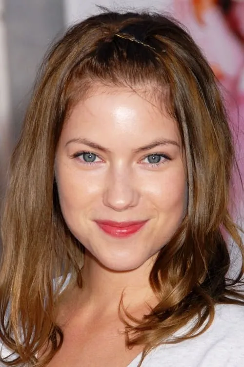 Laura Ramsey interpretando a Becky Montcrief