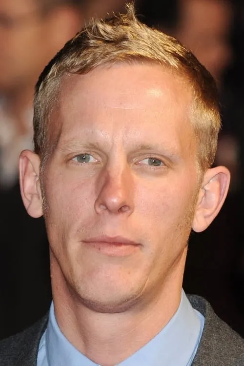 Laurence Fox interpretando a Narrator