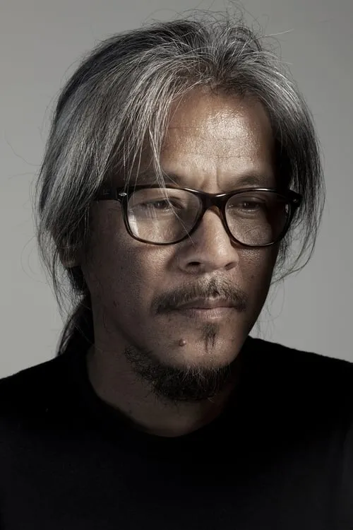 Lav Diaz interpretando a Himself