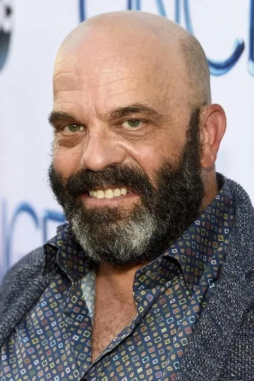 Lee Arenberg interpretando a Merchant