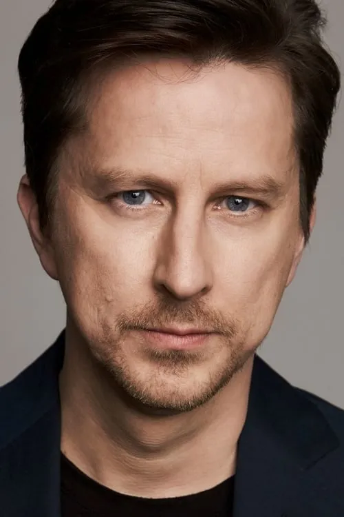 Lee Ingleby interpretando a Denton Elicient