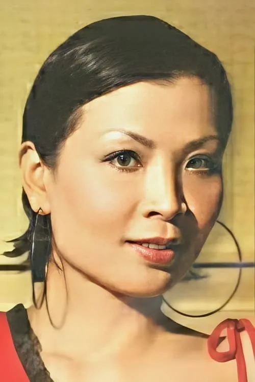 Lee Yin-Ping interpretando a Ling-Hung's mother/Lingkong's mother