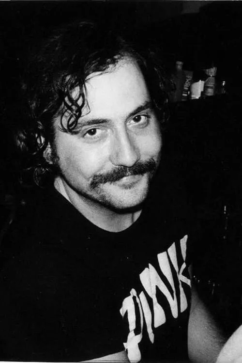 Lester Bangs interpretando a Self - Senior Editor (archive footage)