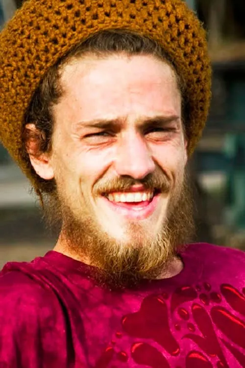 Lewis Marnell interpretando a Himself