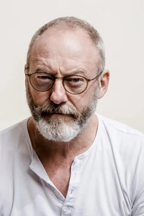 Liam Cunningham interpretando a John Wyndham