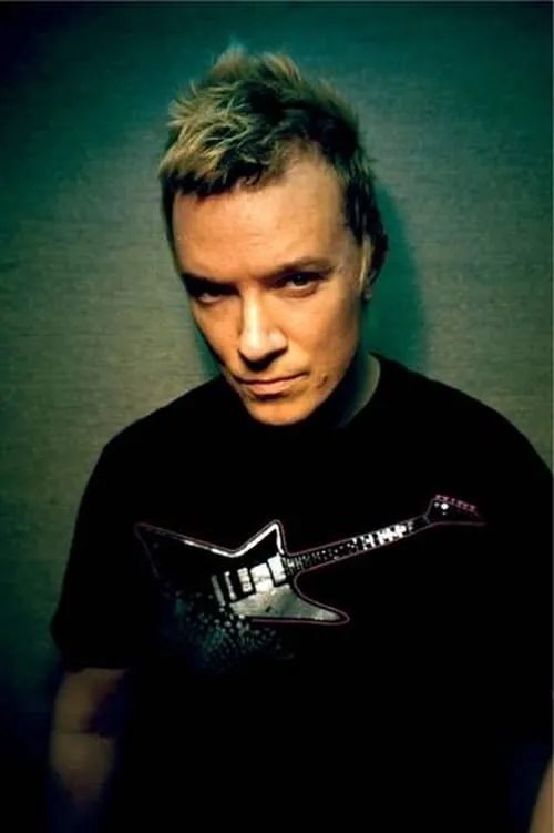 Liam Howlett interpretando a Self