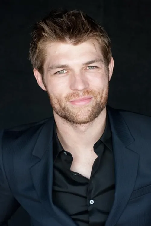 Liam McIntyre interpretando a Ryan Hawkes