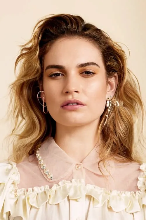 Lily James interpretando a The Girl