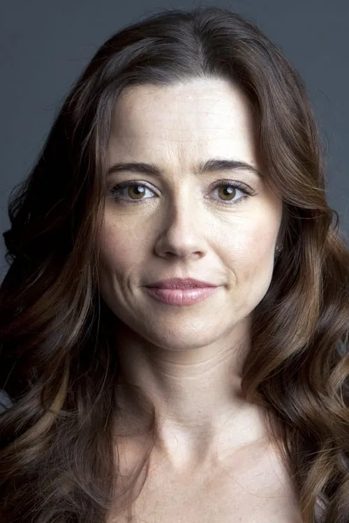 Linda Cardellini interpretando a Anna Tate-Garcia