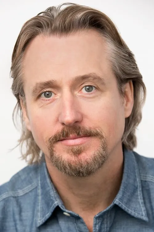 Linus Roache interpretando a Perry Roberts