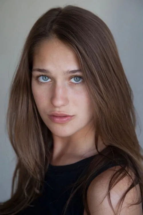 Lola Kirke interpretando a Tessa Shanlick