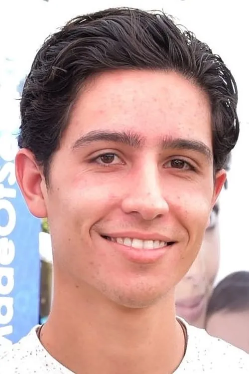 Lorenzo James Henrie en el reparto