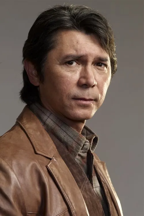 Lou Diamond Phillips interpretando a Hank Storm