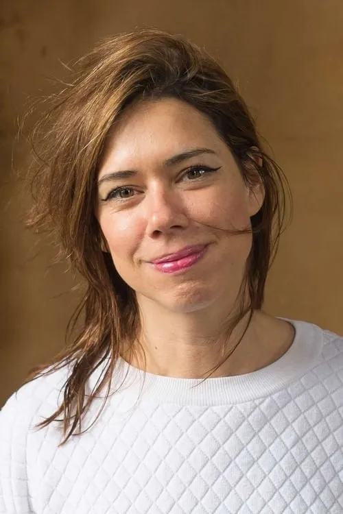 Lou Sanders interpretando a Herself