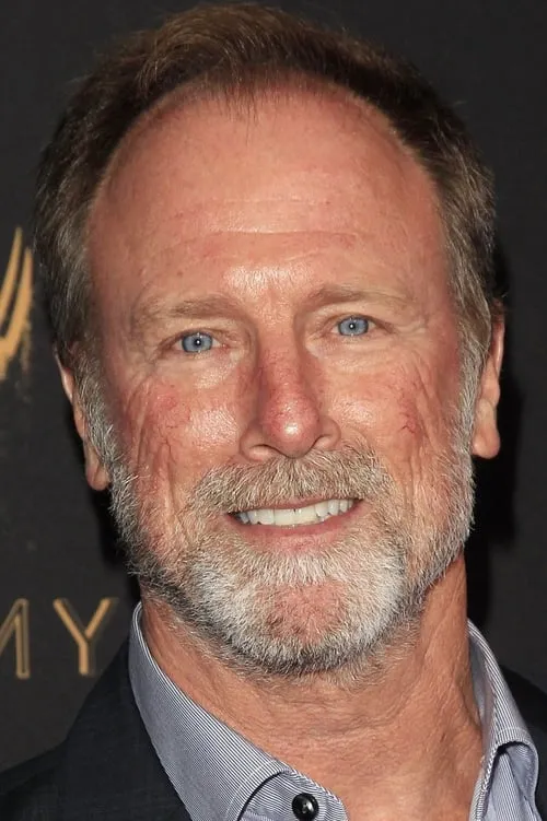 Louis Herthum interpretando a Owen Trimble