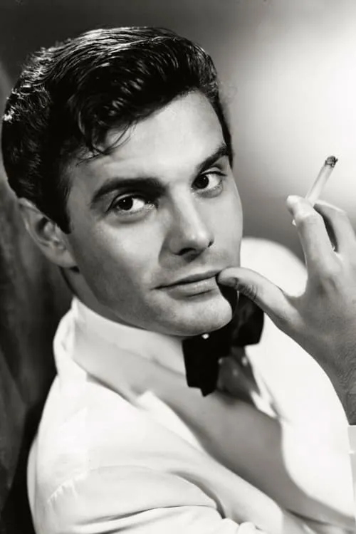 Louis Jourdan interpretando a Uncle Desmond Bonnard