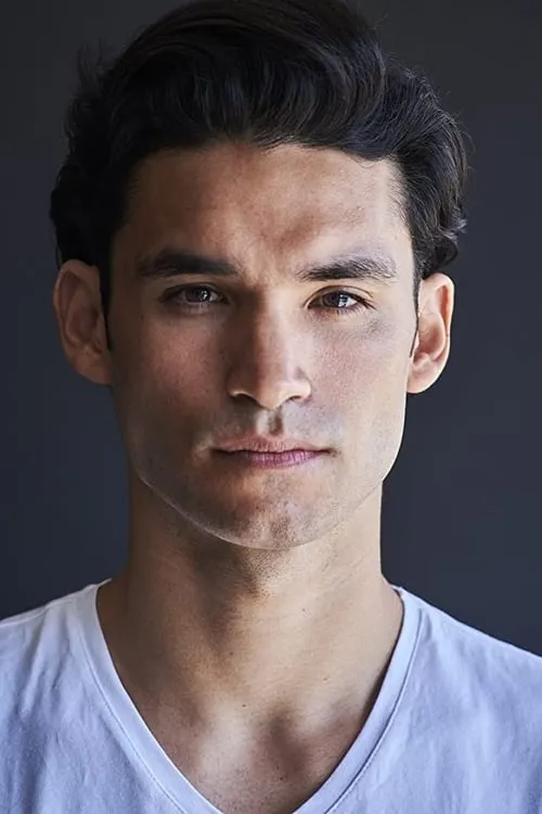 Foto de perfil del actor Louis Lay en el reparto