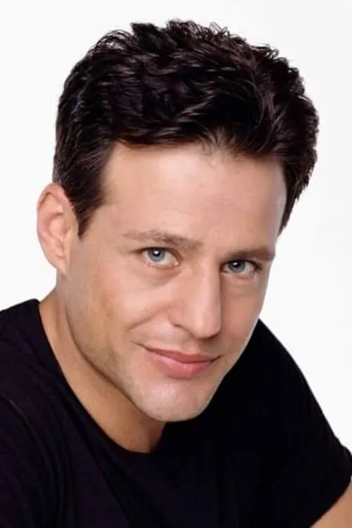 Louis Mandylor interpretando a Sheriff Jason Paterson