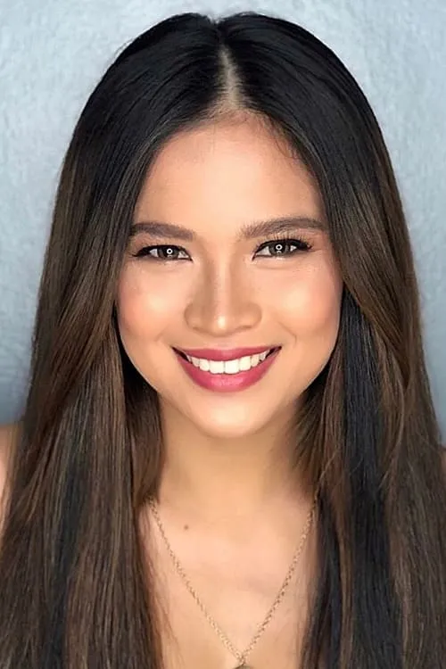 Louise delos Reyes interpretando a 