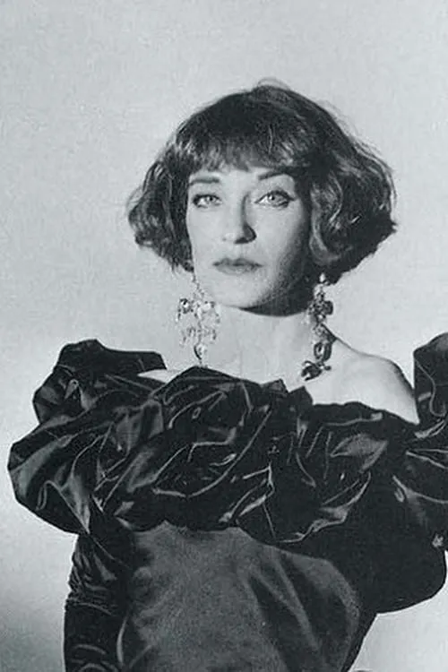 Loulou de la Falaise interpretando a Susie