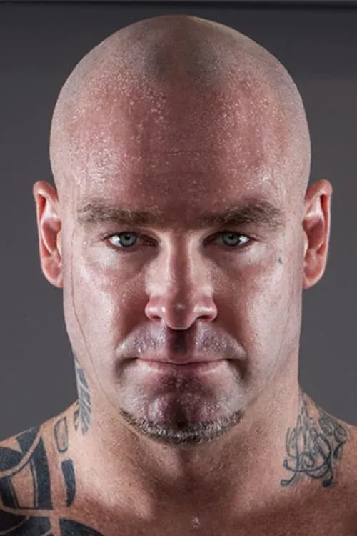 Lucas Browne interpretando a Self