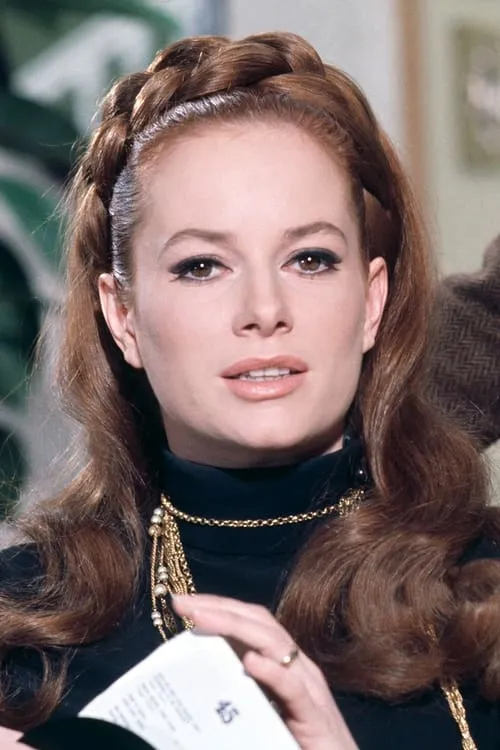 Luciana Paluzzi interpretando a Raffaella Carter