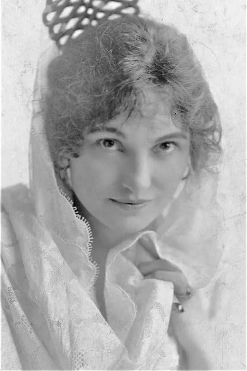 Lucille Young interpretando a Elsie Brandenham (as Lucille Younge)