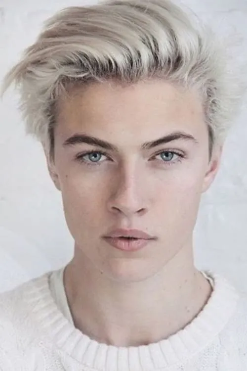 Lucky Blue Smith interpretando a Self