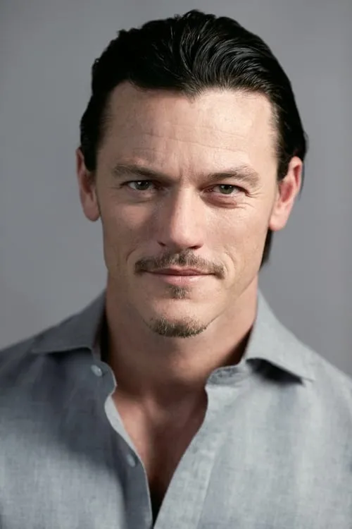 Luke Evans interpretando a 