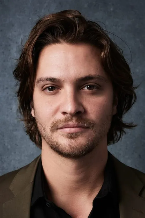 Luke Grimes interpretando a Jake