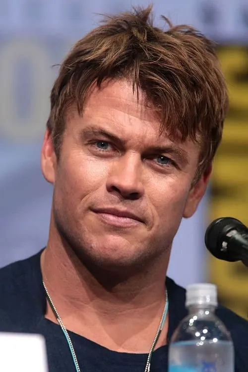 Luke Hemsworth interpretando a Jason Pearson