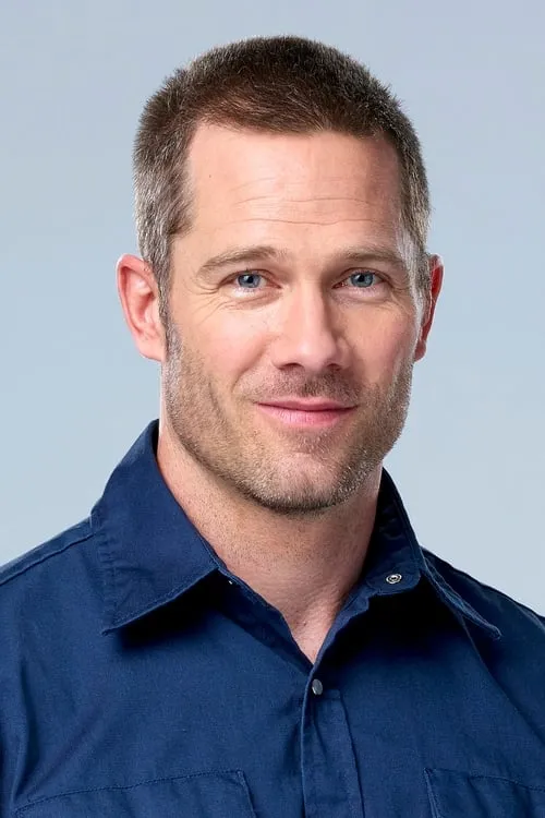 Luke Macfarlane interpretando a Casey