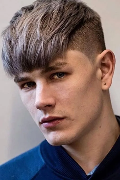 Luke Worrall interpretando a Beautiful Boy