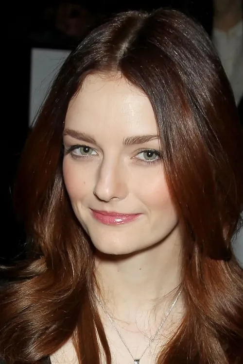 Lydia Hearst interpretando a Nikki