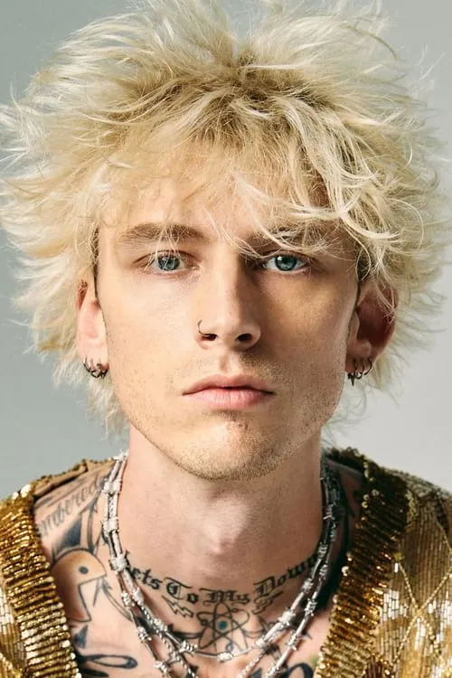 Machine Gun Kelly interpretando a Self