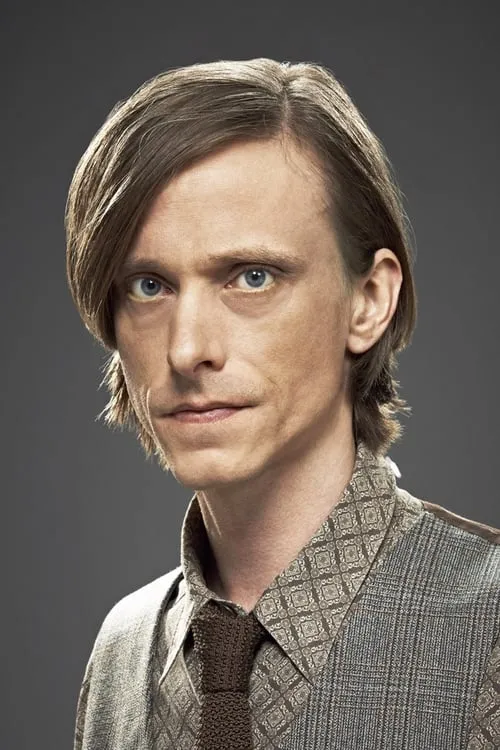 Mackenzie Crook interpretando a Dad