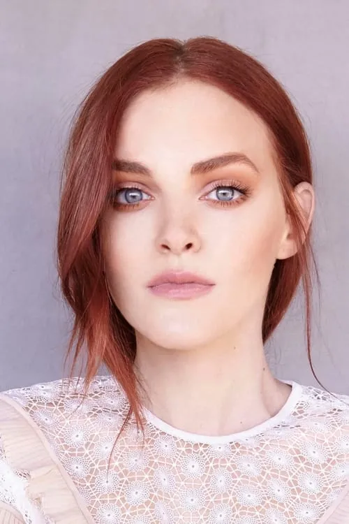 Madeline Brewer interpretando a Lillian