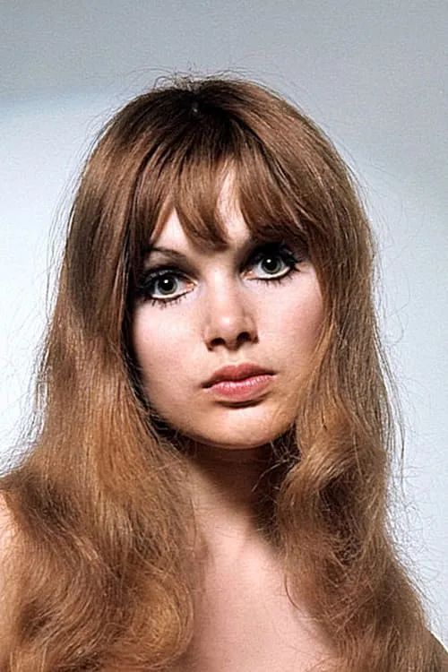 Madeline Smith interpretando a Self