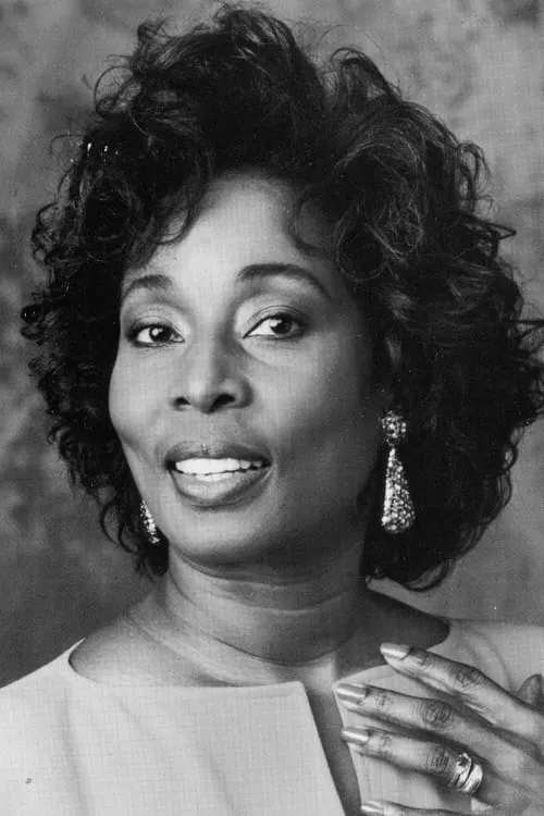 Madge Sinclair interpretando a Miss Tomas