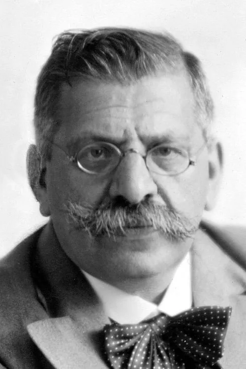 Magnus Hirschfeld interpretando a Doctor / Sexologist