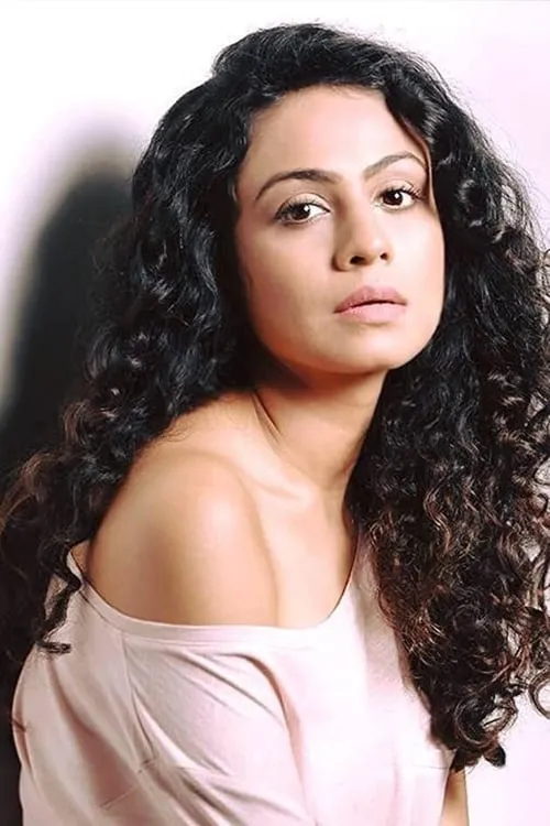 Manasi Parekh interpretando a Monghi